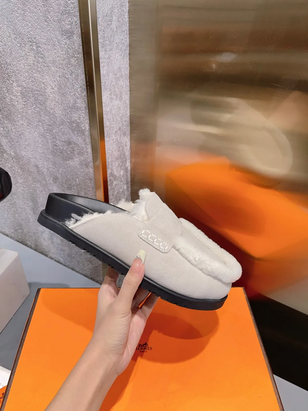 [H Family Hermès] P: 520💰 Size: Male 39-44 (45 customized) Female 35-40 (41 customized) HERMES Hermès top luxury version HERMES Hermès cute half-drag.  Jindian’s family language design! It looks good no matter how you match it! Casual and high-end feeling. The comfort is also great. Paired with various colorful socks, it gives a trendy and high-end feeling. The top version of real wool is high quality. ●Upper: imported cow suede. ●Inner: imported sheepskin. ●Foot pads: imported mixed sheepskin.